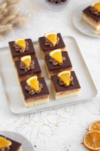 fotografija pripravljene sočne pomarančne torte, okrašene s kandiranimi pomarančnimi lupinicami