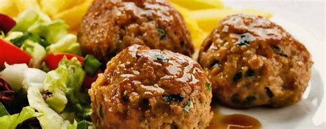 ilustracija raznolikih jedi iz mletega mesa iz različnih svetovnih kuhinj