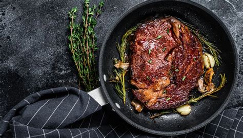 vizualizacija pravilne tehnike pečenja mletega mesa v ponvi