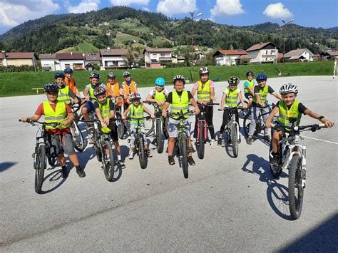 Fotografija otrok na kolesarskem poligonu s policisti