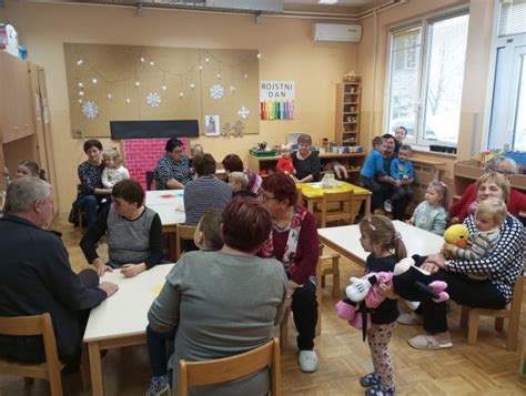 Fotografija otrok pri ustvarjalni delavnici s starimi starši