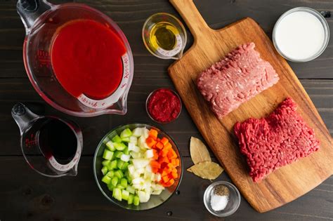 sestavine za pripravo omake na kuhinjskem pultu