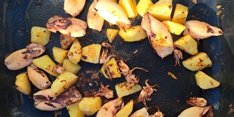 nasekljana čebula, ki se duši v ponvi z začimbami