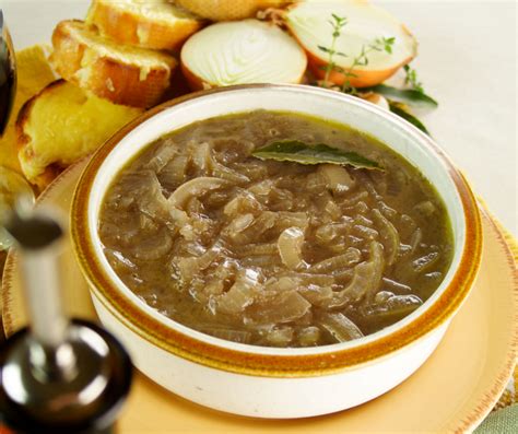 pripravljena čebulna omaka v ponvi, ki se zgosti