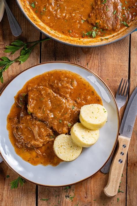 zrezki, ki se dušijo v čebulni omaki