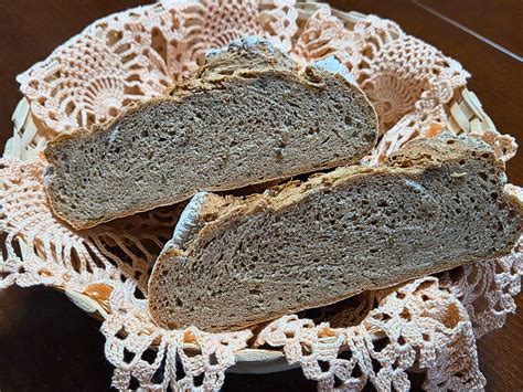 Shema: Prikaz pravilnega zarezovanja hlebca z ostrim rezilom za nadzorovano širjenje med peko.