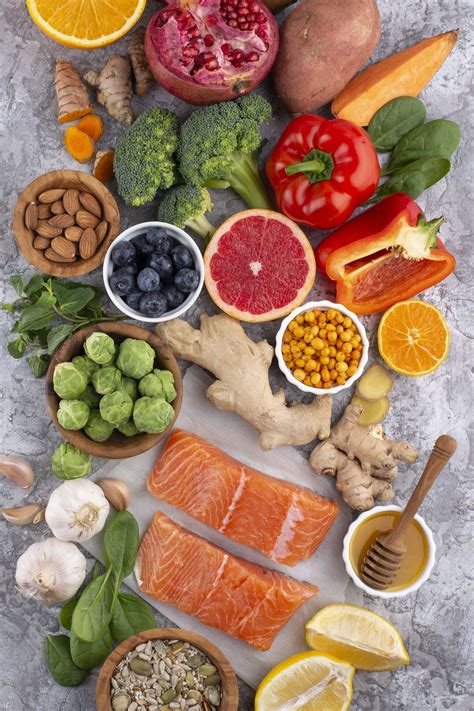 kolaž različnih živil, bogatih z vitaminom D, vključno z obogatenimi žitaricami in polnozrnatim kruhom