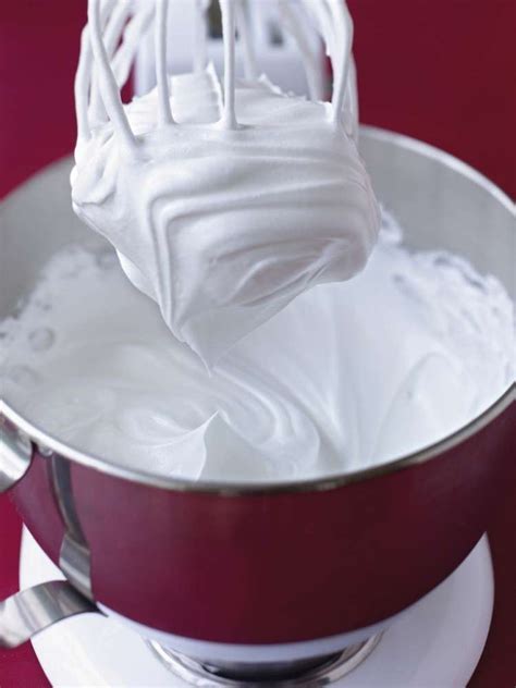Prikaz kuhanja jajčne kreme in stepanja beljakovega snega