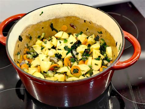 različni sveži zelenjavni pridelki, pripravljeni za kuhanje