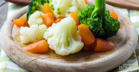 različna zelenjava, kuhana in pripravljena za serviranje