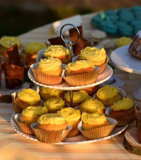 Prikaz estetskega stojala z okrašenimi poročnimi kolački (cupcakes) v barvni shemi poroke