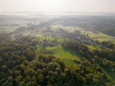 Panoramski pogled na gorsko pokrajino Predarlske, ki se zrcali v kulinarični ponudbi.