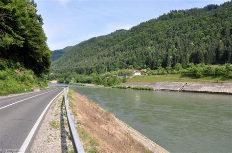 Panoramska fotografija Maribora z okolico, s poudarkom na reki Dravi in Pohorju