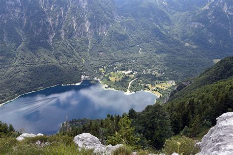 Fotografija Bohinjskega sira z Bohinjskim jezerom v ozadju