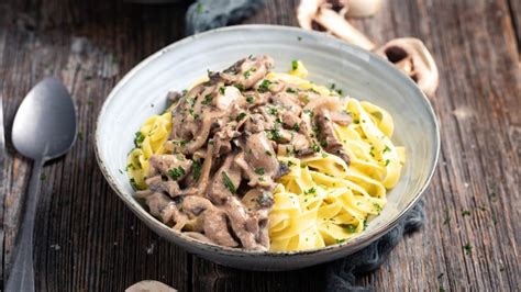 Tematska fotografija govedine Stroganov s širokimi rezanci