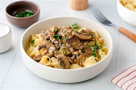 Fotografija govedine Stroganov postrežene z rižem