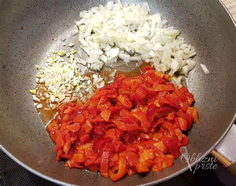 Različne barve paprik, narezane na koščke, pripravljene za kuhanje