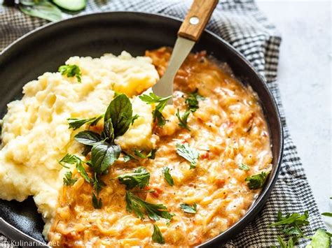 Pripravljena polnjena paprika na krožniku s pire krompirjem