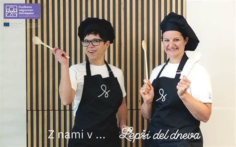 Fotografija sproščenega vzdušja v kuhinji, kjer tečajniki v skupini pripravljajo obrok