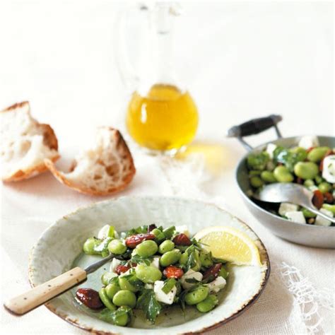 Tematska fotografija sklede bogatega vegetarijanskega ričeta, postreženega svežega s peteršiljem.