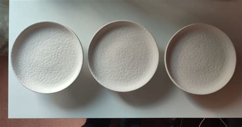 različni podstavki za pecivo s čipko v beli barvi