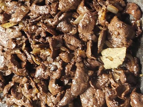 Slika telečjih jetrc s prilogo