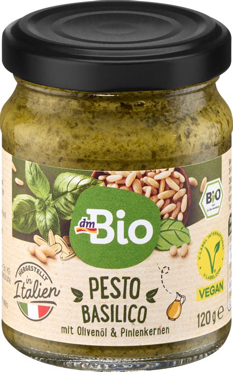 Svež pesto iz bučk z baziliko in pinjolami v posodici