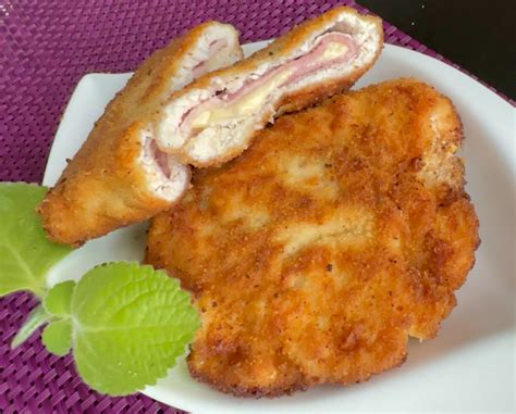 Fotografija zlato zapečenega piščančjega cordon bleu z narezanim sirom v sredini