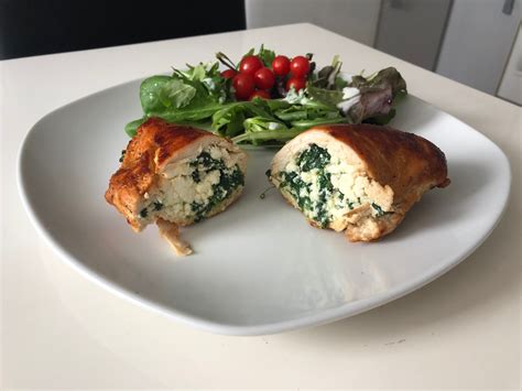 priprava nadeva za piščančje prsi s špinačo in skuto