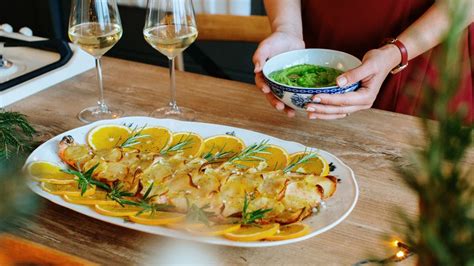 Fotografija klasičnega dunajskega zrezka z rezino limone in krompirjevo solato