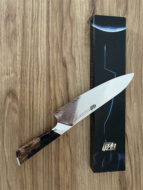 Prikaz anatomije steak noža: izpostavljena tanka konica, profil rezila in ergonomski ročaj