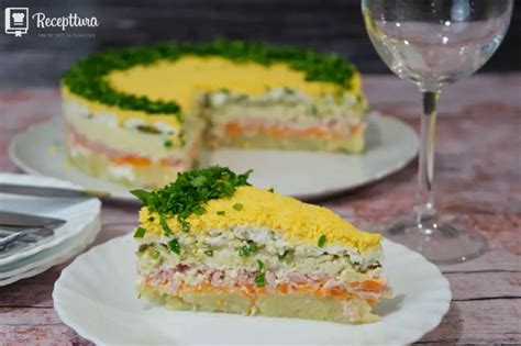 fotografija čudovito okrašene torte (npr. mimoza ali korenčkova)