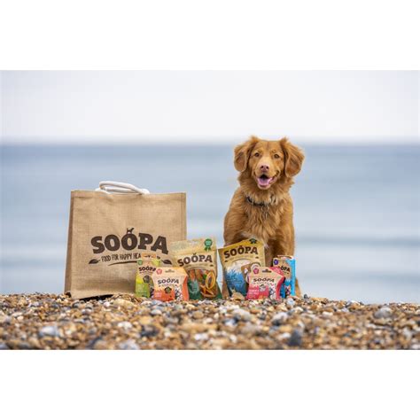 kolekcija različnih veganskih pasjih priboljškov od blagovnih znamk Vegdog, Soopa in Duvoplus