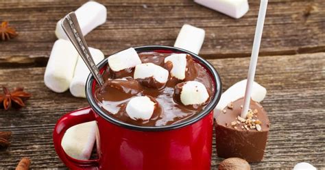 sestavine za belo vročo čokolado v lončku