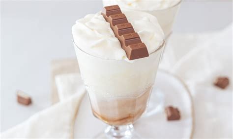 gosta bela vroča čokolada v skodelici z žlico