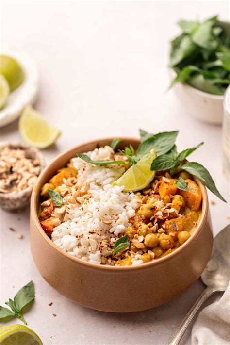 Prikaz bučnega curryja s čičeriko v posodi