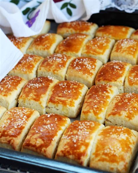 Oblikovanje velikonočnega peciva z nadevom in rezanjem zvitka