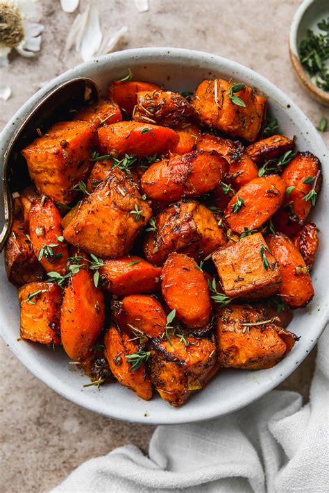 Thematic photo of a bowl of vegi boranja, with a side of bread or potatoes