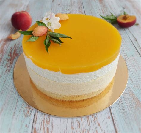 Sestavljena marelična torta z grškim jogurtom na krožniku