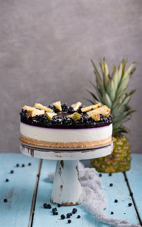 Shematski prikaz plasti torte: piškotno dno, jogurtova krema in marelični mousse