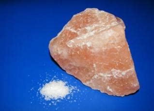 Prikaz različnih vrst soli: morska, kamena in himalajska sol v posodicah