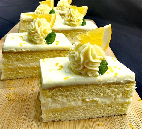 ilustracija rezine limetino-borovničeve torte, ki prikazuje sloje in barve