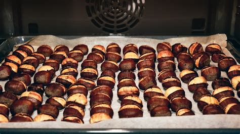 Fotografija procesa pečenja čokoladnog kolača u pećnici