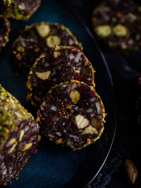 Detalj gotove čokoladne salame sa suhim voćem i orašidima