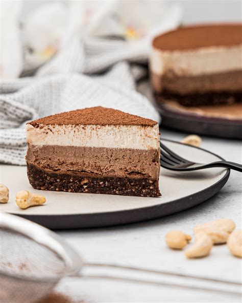 Skleda sveže pripravljene kreme iz indijskih oreščkov za presni tiramisu