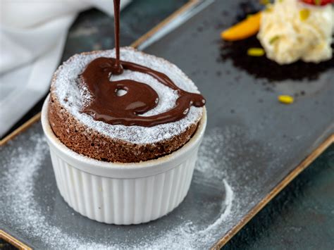 beli čokoladni sufle postrežen