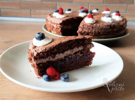fotografija estetsko postrežene borovničeve torte na krožniku