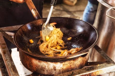 Fotografija kuhanja Pad Thai na delavnici