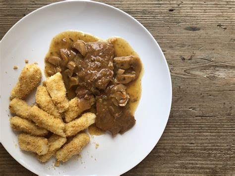 Sveže pripravljeni žrebičkovi zrezki s prilogo
