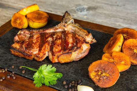 Nadevana svinjska rebrca z žrebičkovo slanino